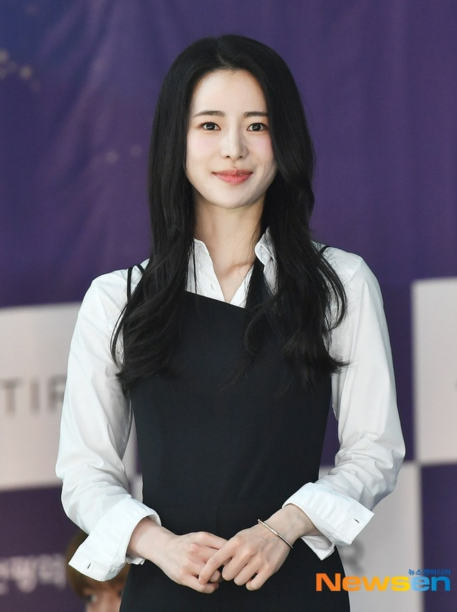 "Ác nữ" Lim Yi Yoen của Vinh quang trong thù hận thanh lịch với áo liền quần hơi hướm menswear. "Ác nữ" Lim Yi Yoen của Vinh quang trong thù hận thanh lịch với áo liền quần hơi hướm menswear.