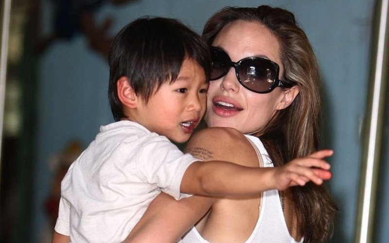 Trong cuộc phỏng vấn của Vogue, Angelina Jolie thừa nhận ban đầu cô không có ý định nhận nuôi Pax Thiên do con trai đầu là người Campuchia. Nhưng giờ đây, sao phim Maleficent biết ơn vì có hai con trai lớn luôn bên cạnh. "Pax Thiên hiện là động lực để tôi sống. Tôi thấy may mắn khi được làm mẹ của Maddox, Pax Thiên và Zahara", cô nói. Trong cuộc phỏng vấn của Vogue, Angelina Jolie thừa nhận ban đầu cô không có ý định nhận nuôi Pax Thiên do con trai đầu là người Campuchia. Nhưng giờ đây, sao phim Maleficent biết ơn vì có hai con trai lớn luôn bên cạnh. "Pax Thiên hiện là động lực để tôi sống. Tôi thấy may mắn khi được làm mẹ của Maddox, Pax Thiên và Zahara", cô nói.