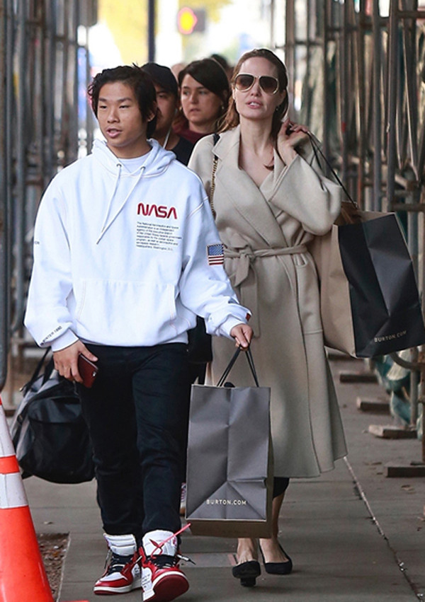 Trong cuộc phỏng vấn của People, Angelina Jolie nói cô "thuê" hai con trai Maddox và Pax Thiên làm trợ lý đạo diễn cho bộ phim mới. Con trai gốc Việt từng hỗ trợ mẹ trong bộ phim đầu tay của cô với cương vị đạo diễn First They Killed My Father. Trong chương trình Woman's Hour, sao phim Salt còn tiết lộ con trai thích làm DJ, đam mê âm nhạc và phim ảnh. Trong cuộc phỏng vấn của People, Angelina Jolie nói cô "thuê" hai con trai Maddox và Pax Thiên làm trợ lý đạo diễn cho bộ phim mới. Con trai gốc Việt từng hỗ trợ mẹ trong bộ phim đầu tay của cô với cương vị đạo diễn First They Killed My Father. Trong chương trình Woman's Hour, sao phim Salt còn tiết lộ con trai thích làm DJ, đam mê âm nhạc và phim ảnh.