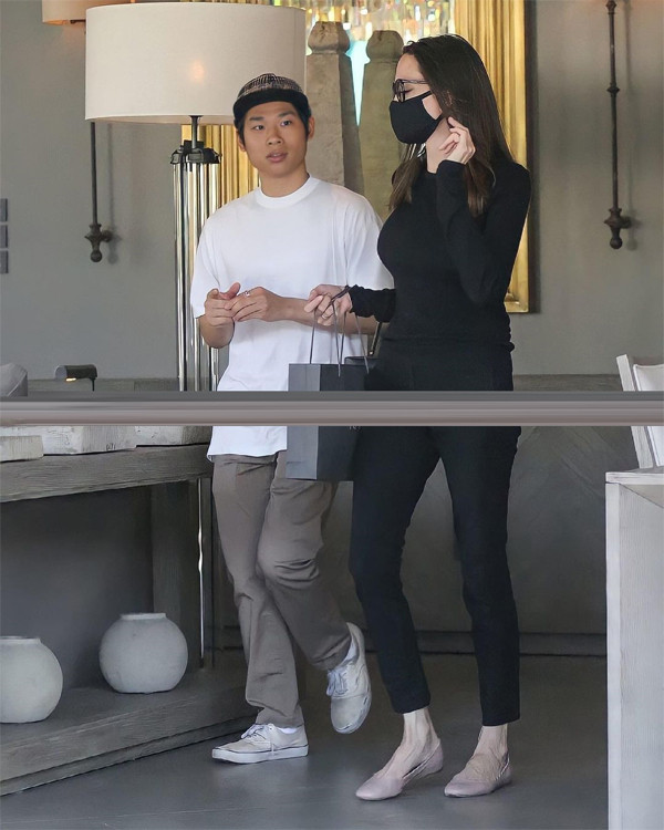 Song, chàng trai gốc Việt luôn tỏ ra quan tâm mẹ mỗi khi xuống phố. Hình ảnh Pax Thiên xuất hiện trên truyền thông thường đến từ paparazzi. Song, chàng trai gốc Việt luôn tỏ ra quan tâm mẹ mỗi khi xuống phố. Hình ảnh Pax Thiên xuất hiện trên truyền thông thường đến từ paparazzi.