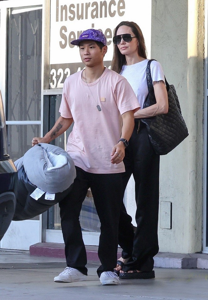 So với hình ảnh luôn nép cạnh mẹ thuở bé, Pax Thiên hiện ra dáng chàng trai chững chạc. Mỗi khi xuống phố cùng con trai gốc Việt, Angelina Jolie không cần vệ sĩ đi cùng. So với hình ảnh luôn nép cạnh mẹ thuở bé, Pax Thiên hiện ra dáng chàng trai chững chạc. Mỗi khi xuống phố cùng con trai gốc Việt, Angelina Jolie không cần vệ sĩ đi cùng.