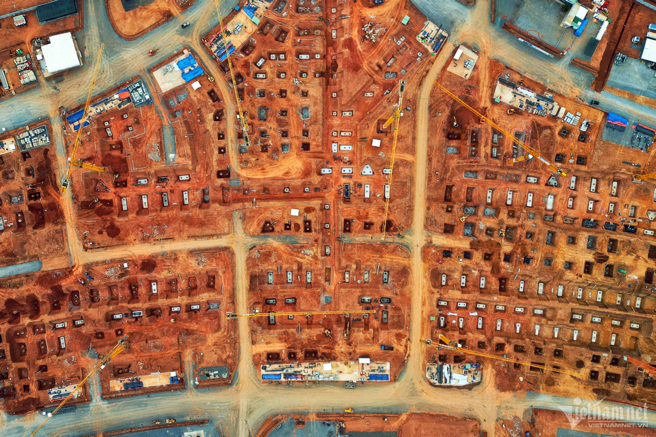 Theo báo cáo của ACV, tại gói thầu 5.10, toàn bộ các tuyến đường tạm kết nối các tuyến đường công vụ hoàn thành 100% với tổng chiều dài gần 3.700m, cổng và hàng rào đến nay hoàn thành 100%. Bên cạnh đó đã hoàn thành công tác lắp đặt, đưa vào sử dụng 24 cẩu tháp trên toàn bộ công trường. Việc thi công đào đất đạt 221.000/340.600m3 (đạt 65,1%), đã thực hiện đập đầu cọc 587/1.566 trụ.