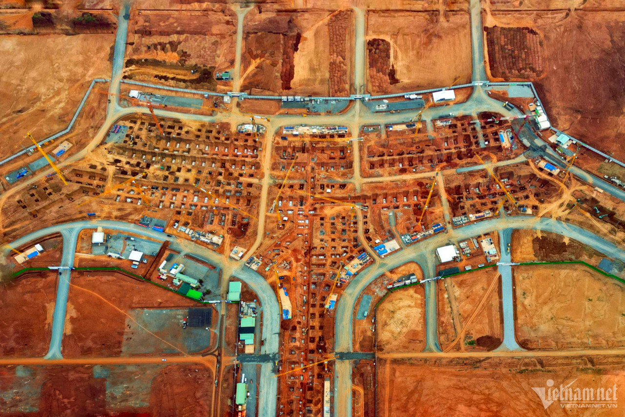 Về gói thầu 5.10 sau hơn 3 tháng, đại diện đơn vị tư vấn giám sát liên danh nhà thầu JAC - CONINCO thông tin, các bên vẫn đang thực hiện đúng tiến độ đề ra. Tuy nhiên, để hoàn thành gói thầu nhà ga hành khách trong 39 tháng, các nhà thầu cần nỗ lực nhiều hơn trong thời gian tới.