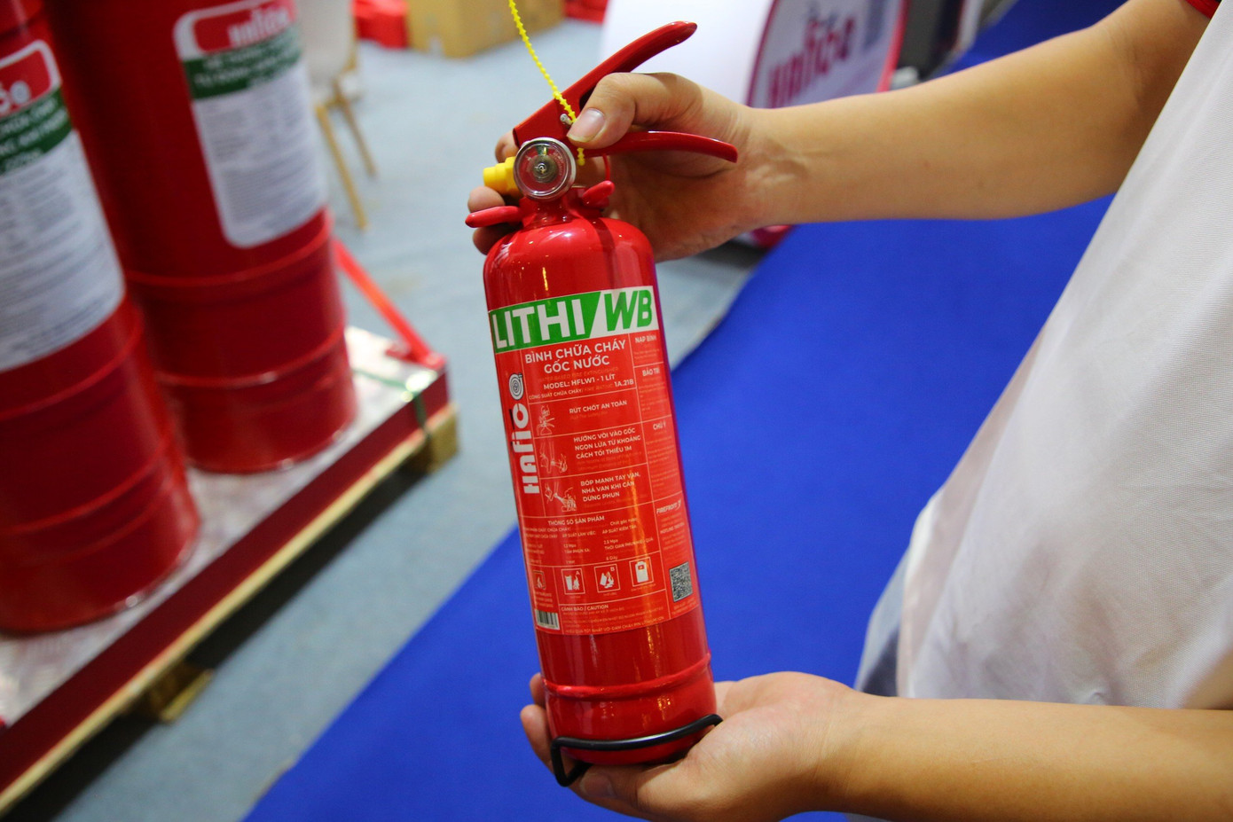 Tiếp theo là hệ thống chữa cháy tự động bằng khí FM200, với chất chữa cháy HFC-227ea công nghệ mới, không màu, không mùi, không có chất phá hoại cho thiết bị điện tử, thân thiện với môi trường cũng như không có các chất gây hại cho sức khỏe con người, có thể dễ dàng dọn dẹp sau khi sử dụng. Tiếp theo là hệ thống chữa cháy tự động bằng khí FM200, với chất chữa cháy HFC-227ea công nghệ mới, không màu, không mùi, không có chất phá hoại cho thiết bị điện tử, thân thiện với môi trường cũng như không có các chất gây hại cho sức khỏe con người, có thể dễ dàng dọn dẹp sau khi sử dụng.