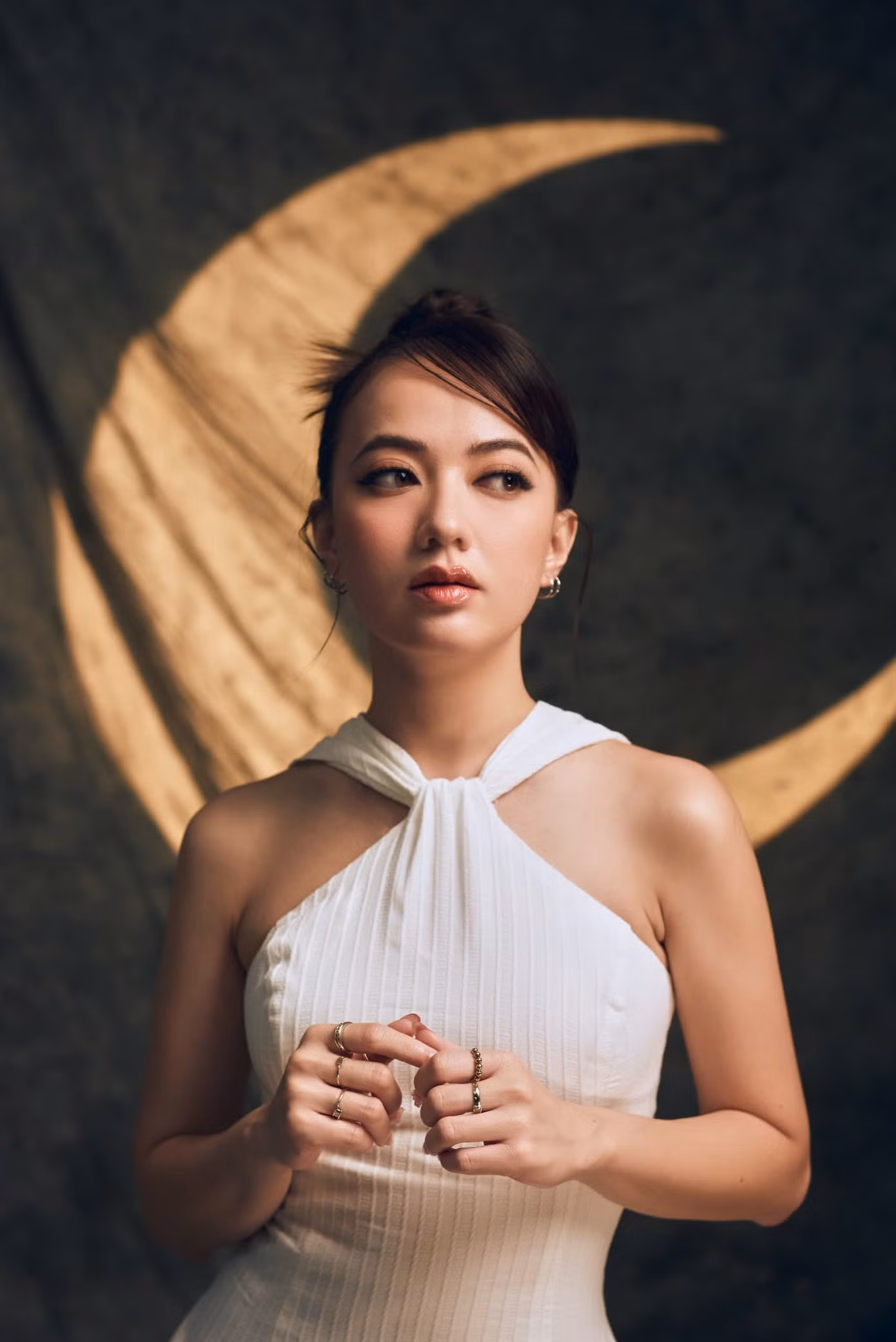 Xuân Nghi là một trong những cái tên được khán giả ủng hộ nhất khi tham gia Chị đẹp. Sau nhiều năm vắng bóng trên sân khấu, lùi về sản xuất âm nhạc, cô nói muốn "đốt lại ngọn lửa nghề". "Tôi trở lại với tâm thế nhẹ nhàng, không xem đây là cơ hội cuối. Tôi chỉ muốn cháy lên ngọn lửa nghề, đặt quyết tâm lớn hơn cho hành trình này", nữ ca sĩ nói.