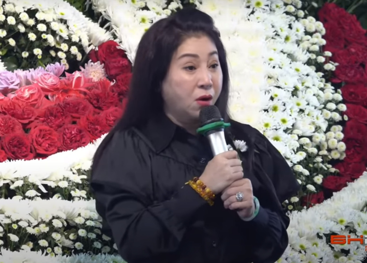 NSƯT Thoại Mỹ nói cô bàng hoàng khi hay tin NSND Diệp Lang qua đời lúc nửa đêm (theo giờ Việt Nam). &quot;Con phải gọi điện hết người này đến người khác để xác nhận. Khi biết được sự thật con rất đau lòng. Từ nhỏ con đã ngưỡng mộ bác, ngày càng đi theo hướng diễn vai tính cách. Bác từng khuyên con hát vai lẳng, đào độc để gây dấu ấn. Con rất hạnh phúc khi được bác Hai chỉ dẫn trong nghệ thuật&quot;, NSƯT Thoại Mỹ nói tại buổi lễ.