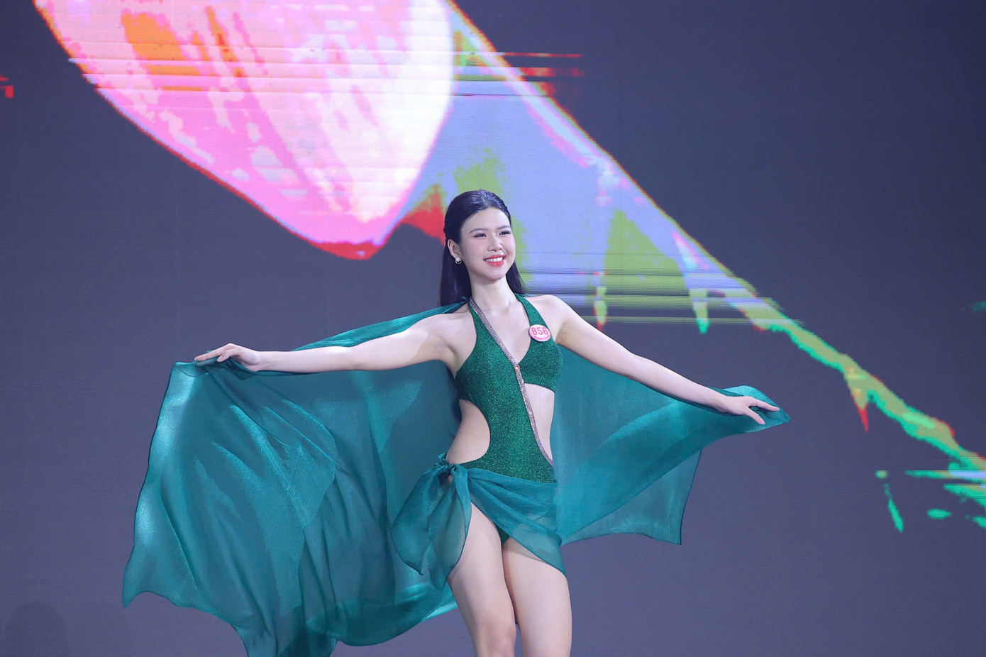 Các cô gái nghiêm khắc với bản thân, thể hiện quyết tâm cao độ cho phần thi ở chung khảo tại Hoa hậu Việt Nam. Thí sinh còn cho rằng Hoa hậu Việt Nam vượt lên trên cuộc thi sắc đẹp. Vượt qua hàng trăm cô gái, thí sinh tận dụng cơ hội thể hiện sự trưởng thành, khiến gia đình tự hào.