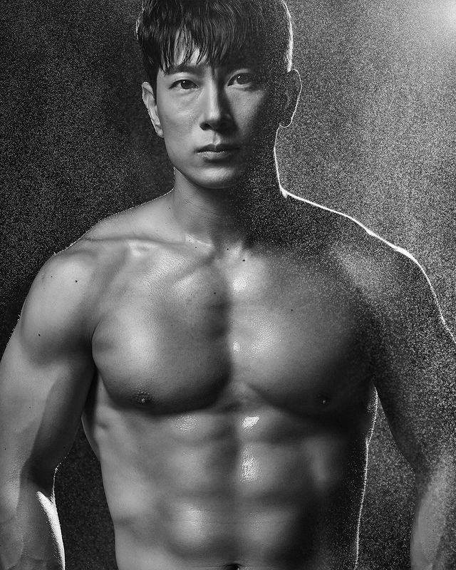 Trước đây, Ji Hoon là cựu đặc vụ hải quân tại Chiến đoàn đặc nhiệm Hải quân Hàn Quốc. Trong các cuộc phỏng vấn, người chơi ngưỡng mộ thành tích và nghề nghiệp của Ji Hoon. Anh cũng được xem là đối thủ dè chừng trong chương trình.