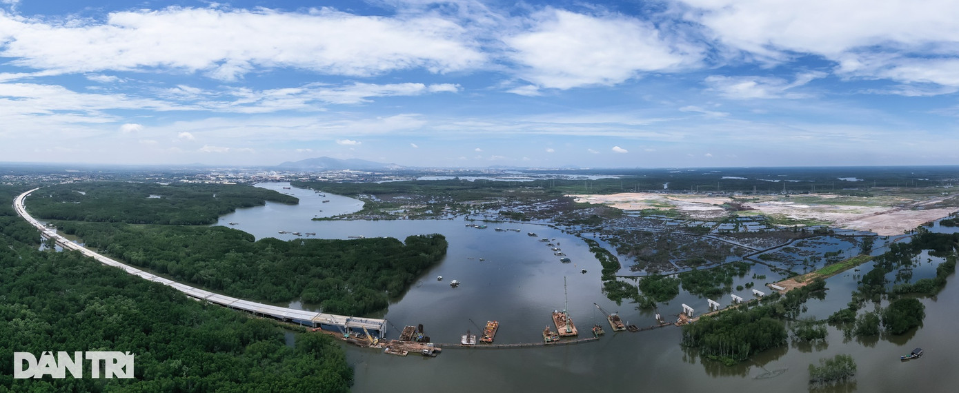 Cao tốc Bến Lức - Long Thành cũng là dự án thành phần giúp khép kín Vành đai 3 TPHCM dự kiến sẽ khởi công vào cuối tuần này tại TP Thủ Đức (TPHCM), tạo động lực phát triển cho khu kinh tế Đông Nam Bộ trong tương lai. Cao tốc Bến Lức - Long Thành cũng là dự án thành phần giúp khép kín Vành đai 3 TPHCM dự kiến sẽ khởi công vào cuối tuần này tại TP Thủ Đức (TPHCM), tạo động lực phát triển cho khu kinh tế Đông Nam Bộ trong tương lai.