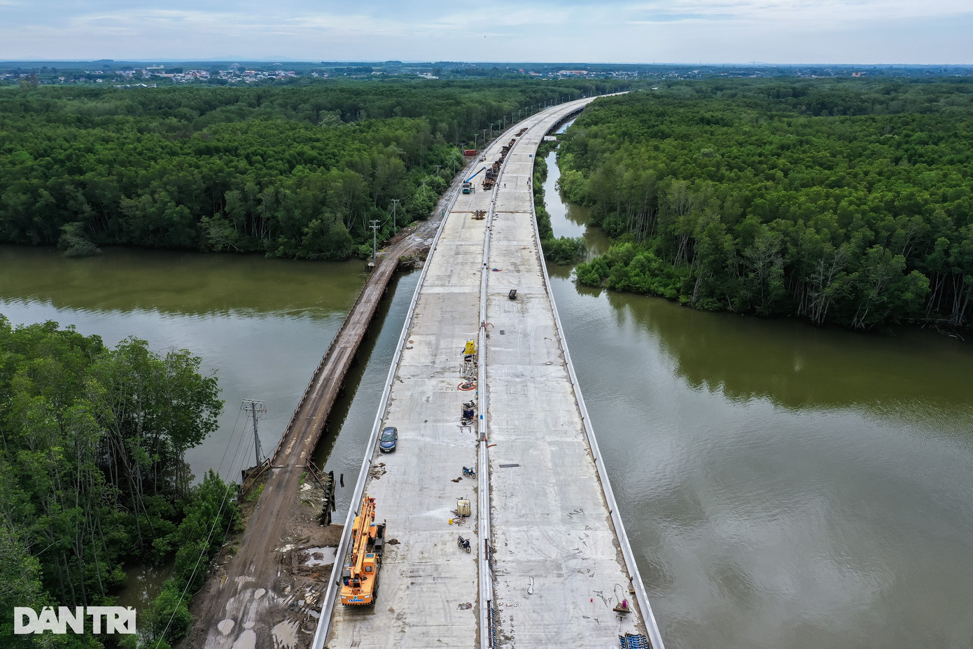 Cao tốc Bến Lức - Long Thành qua địa phận tỉnh Đồng Nai có chiều dài 27km đi qua vùng địa chất phức tạp, có nhiều sông ngòi, sình lầy. Trong đó, 3,3km đi qua khu rừng ngập mặn với những vạt cây đước, vẹt... xanh ngát. Cao tốc Bến Lức - Long Thành qua địa phận tỉnh Đồng Nai có chiều dài 27km đi qua vùng địa chất phức tạp, có nhiều sông ngòi, sình lầy. Trong đó, 3,3km đi qua khu rừng ngập mặn với những vạt cây đước, vẹt... xanh ngát.