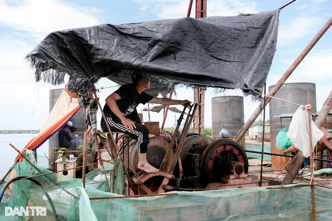 Trên sà lan lớn giữa sông, kỹ sư Bùi Đức Ái, Phụ trách công trường gói thầu A7 cho biết gói thầu thi công hiện đã đạt 75% công trình. Do mùa này thời tiết Đồng Nai thường xuyên mưa gây ảnh hưởng tiến độ, nhà thầu phải tăng cường làm đêm. Trên sà lan lớn giữa sông, kỹ sư Bùi Đức Ái, Phụ trách công trường gói thầu A7 cho biết gói thầu thi công hiện đã đạt 75% công trình. Do mùa này thời tiết Đồng Nai thường xuyên mưa gây ảnh hưởng tiến độ, nhà thầu phải tăng cường làm đêm.