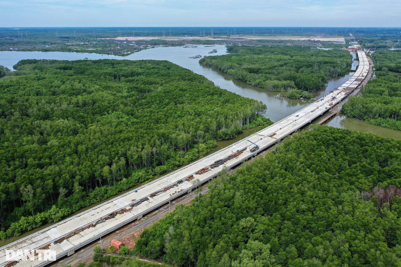 Những ngày giữa tháng 6, chúng tôi quay lại đại công trường cao tốc Bến Lức - Long Thành tại huyện Long Thành, Đồng Nai. Gói thầu A7 thi công cầu Thị Vải và đoạn cao tốc từ cầu Thị Vải đến nút giao quốc lộ 51, hàng trăm công nhân đang hối hả làm việc giữa cái nắng mùa hè. Những ngày giữa tháng 6, chúng tôi quay lại đại công trường cao tốc Bến Lức - Long Thành tại huyện Long Thành, Đồng Nai. Gói thầu A7 thi công cầu Thị Vải và đoạn cao tốc từ cầu Thị Vải đến nút giao quốc lộ 51, hàng trăm công nhân đang hối hả làm việc giữa cái nắng mùa hè.
