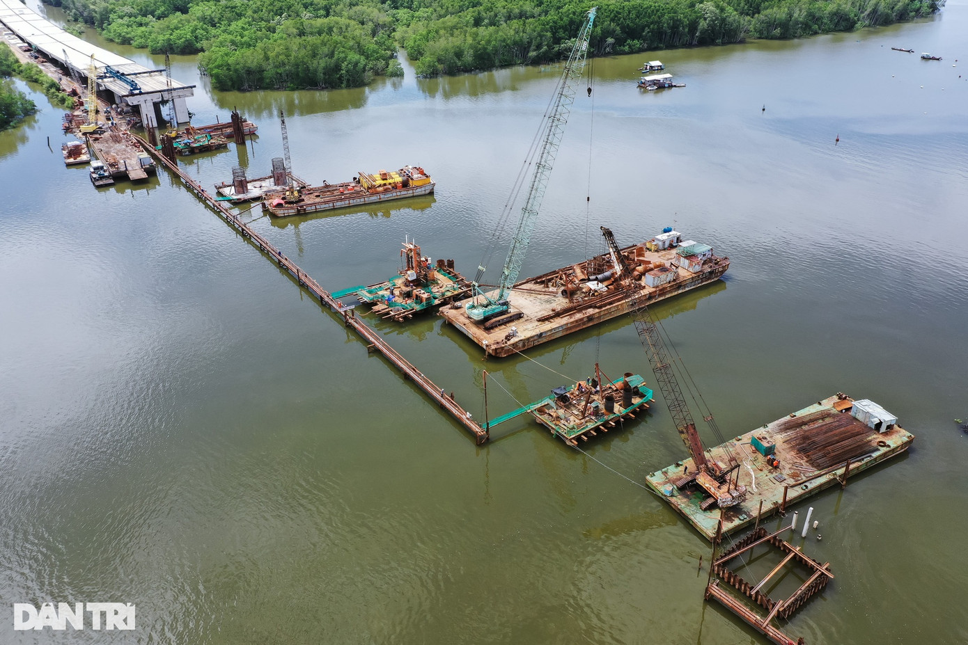 Theo thiết kế, tĩnh không của cầu là 9m, đảm bảo tàu và sà lan lớn đi qua sông Thị Vải. Để đưa các sà cừ thép đóng xuống làm móng trụ, các công nhân phải dùng cần cẩu lớn để đóng. Hai sà lan cỡ lớn cùng nhiều máy móc chuyên dụng được tăng cường. Theo thiết kế, tĩnh không của cầu là 9m, đảm bảo tàu và sà lan lớn đi qua sông Thị Vải. Để đưa các sà cừ thép đóng xuống làm móng trụ, các công nhân phải dùng cần cẩu lớn để đóng. Hai sà lan cỡ lớn cùng nhiều máy móc chuyên dụng được tăng cường.