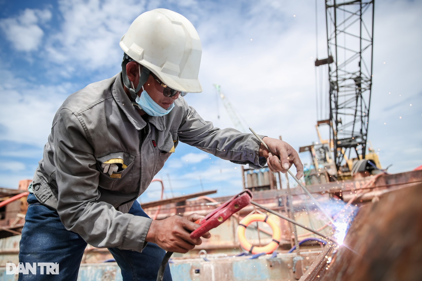 Công nhân đang hàn các dầm thép ở gói thầu cầu vượt sông Thị Vải. Công nhân đang hàn các dầm thép ở gói thầu cầu vượt sông Thị Vải.
