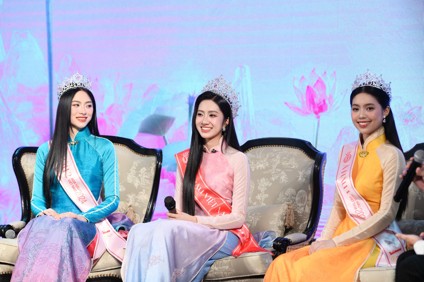 Sáng 28/6, Hoa hậu Trúc Linh cùng Á hậu Châu Anh (phải), Á hậu Vân Nhi có buổi giao lưu cùng độc giả Báo Tiền Phong sau đêm đăng quang Hoa hậu Việt Nam 2024 diễn ra trên bờ sông Hương, đối diện Bia Quốc học Huế.