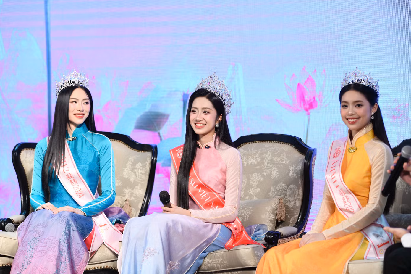 Sáng 28/6, Hoa hậu Trúc Linh cùng Á hậu Châu Anh (phải), Á hậu Vân Nhi có buổi giao lưu cùng độc giả Báo Tiền Phong sau đêm đăng quang Hoa hậu Việt Nam 2024 diễn ra trên bờ sông Hương, đối diện Bia Quốc học Huế.