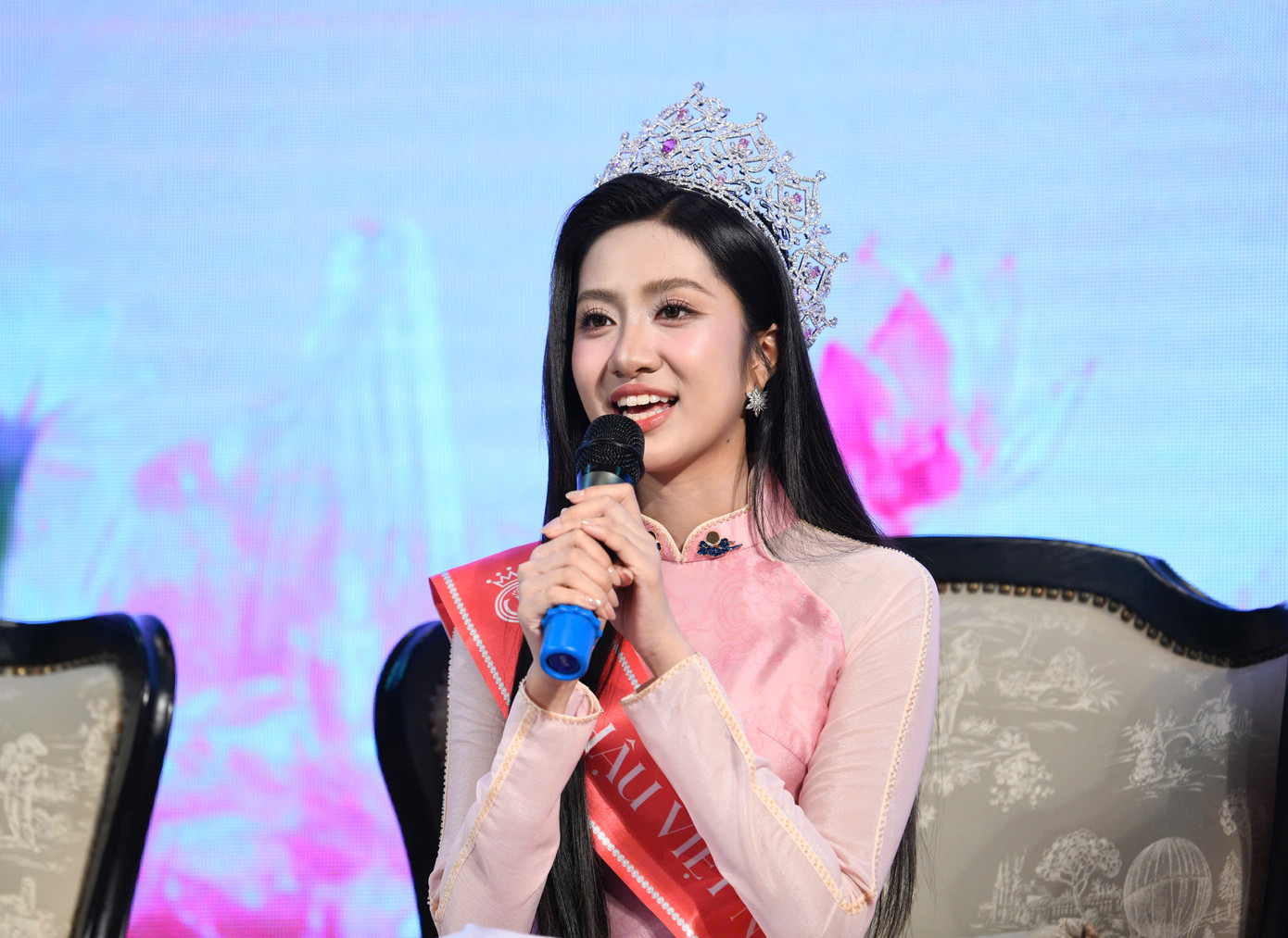 Sau đêm đăng quang, Hà Trúc Linh chia sẻ cô vẫn còn bỡ ngỡ, không dự đoán được mình đạt ngôi vị Hoa hậu Việt Nam. Tân hoa hậu cho biết cô đã ôm động viên sau khi gặp lại mẹ trên sân khấu. &quot;Tôi động viên mẹ ngừng khóc. Tôi nhắn nhủ với mẹ rằng đây là ước mơ của tôi. Tôi lấy đó làm động lực phát triển và hoàn thiện bản thân&quot;, Trúc Linh nói.