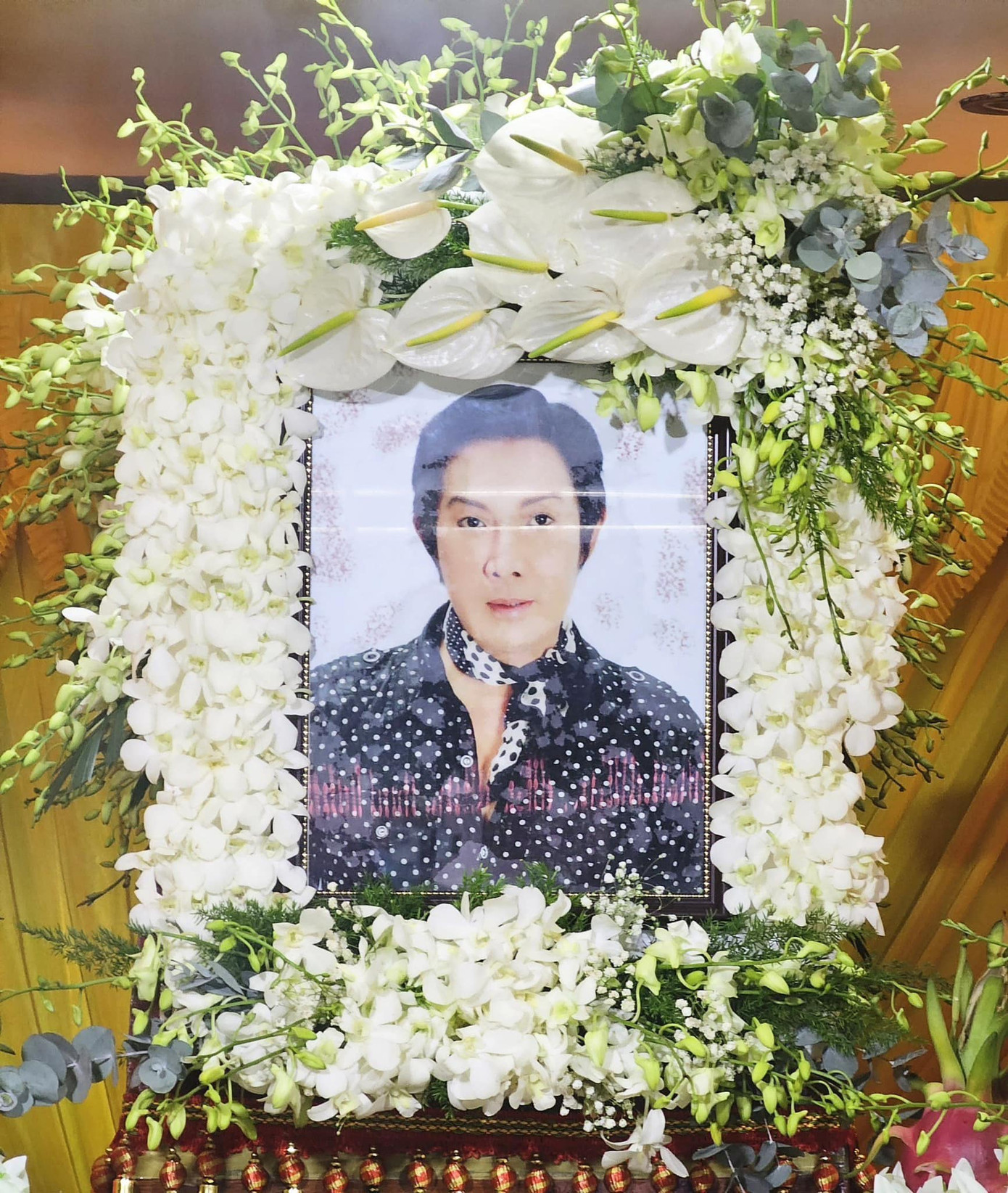 Nghệ sĩ Bình Tinh để tang ba nuôi là NSƯT Vũ Linh. Nghệ sĩ Bình Tinh để tang ba nuôi là NSƯT Vũ Linh.