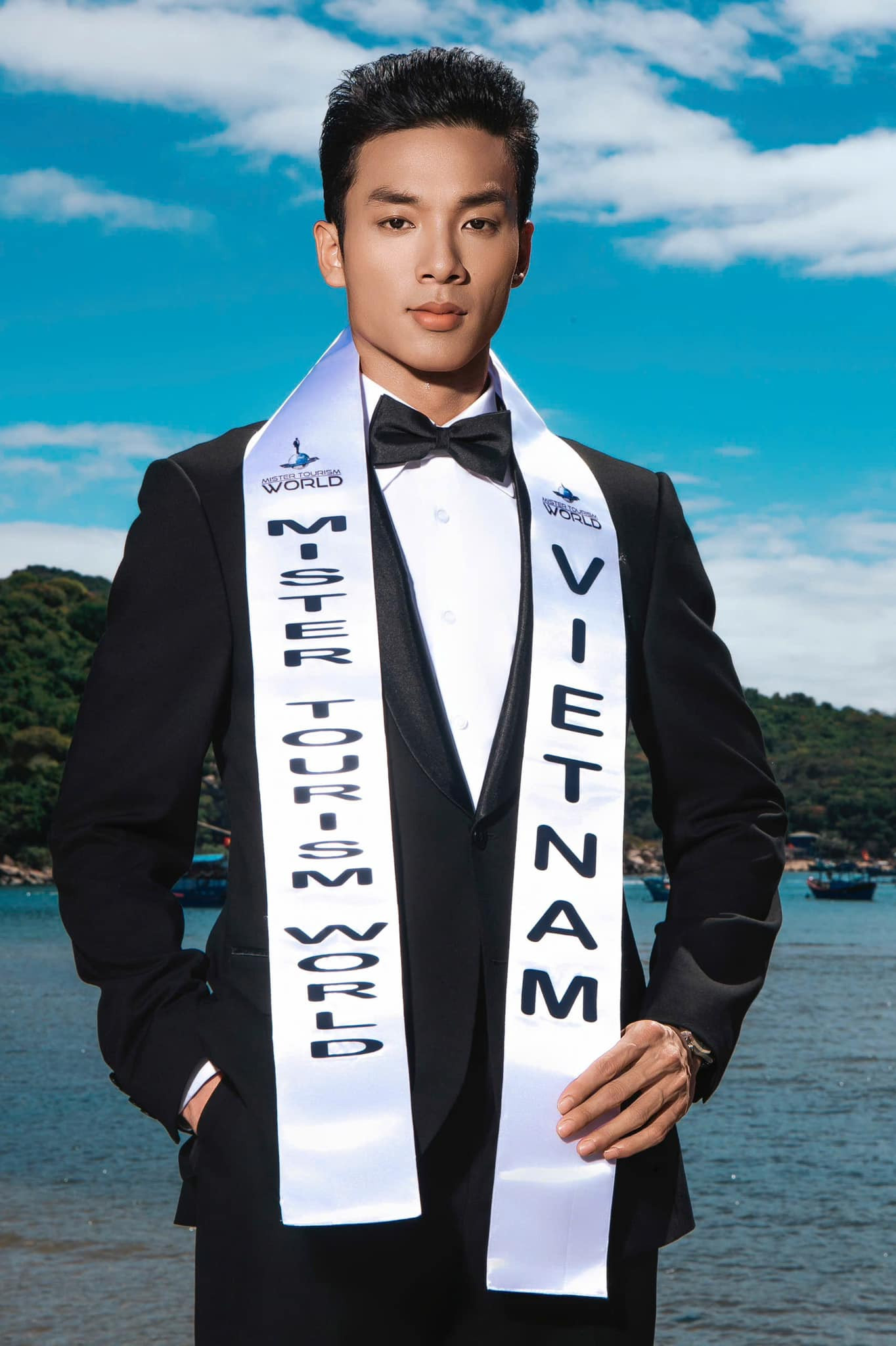 Người mẫu Hữu Hưng được công bố là người chiến thắng Mister Tourism World tại đêm chung kết diễn ra tối 18/2 tại Ninh Thuận. Người mẫu Hữu Hưng được công bố là người chiến thắng Mister Tourism World tại đêm chung kết diễn ra tối 18/2 tại Ninh Thuận.