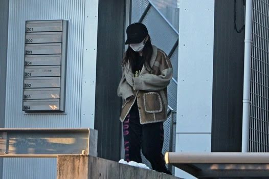 Hình ảnh cạo đầu, khóc xin lỗi của Minami Minegishi vì chuyện hẹn hò gây xôn xao dư luận.