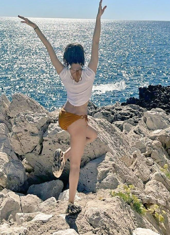 Một trong những bài đăng biểu tượng nhất trên Instagram của Lisa là khoảnh khắc khoe dáng tại biển với áo phông ướt cùng bikini.