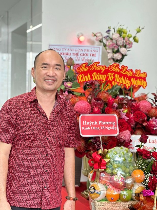 Nghệ sĩ Tiến Luật chuẩn bị lễ tại nhà để cúng Tổ.