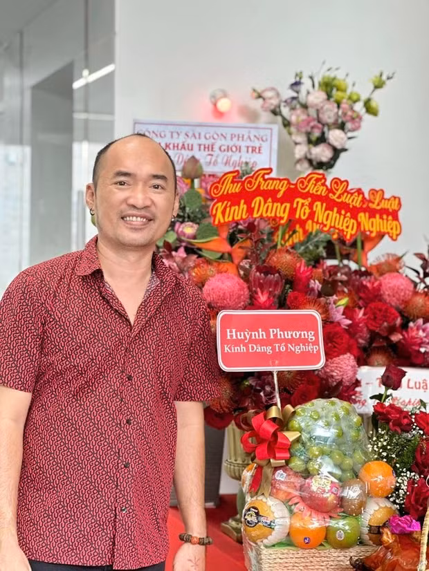 Nghệ sĩ Tiến Luật chuẩn bị lễ tại nhà để cúng Tổ.