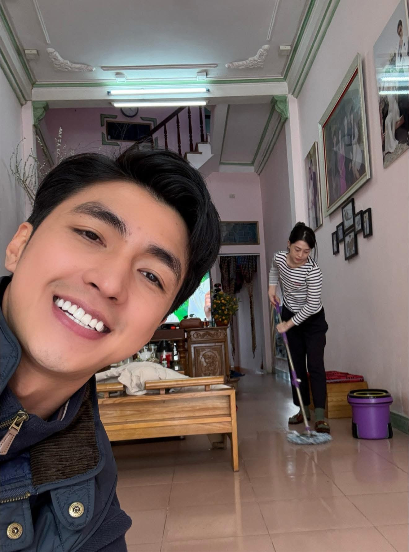 Trước đó, Bình An viral với bức ảnh selfie Phương Nga đang dọn nhà, kèm mô tả: "Thắng đời 1-0".