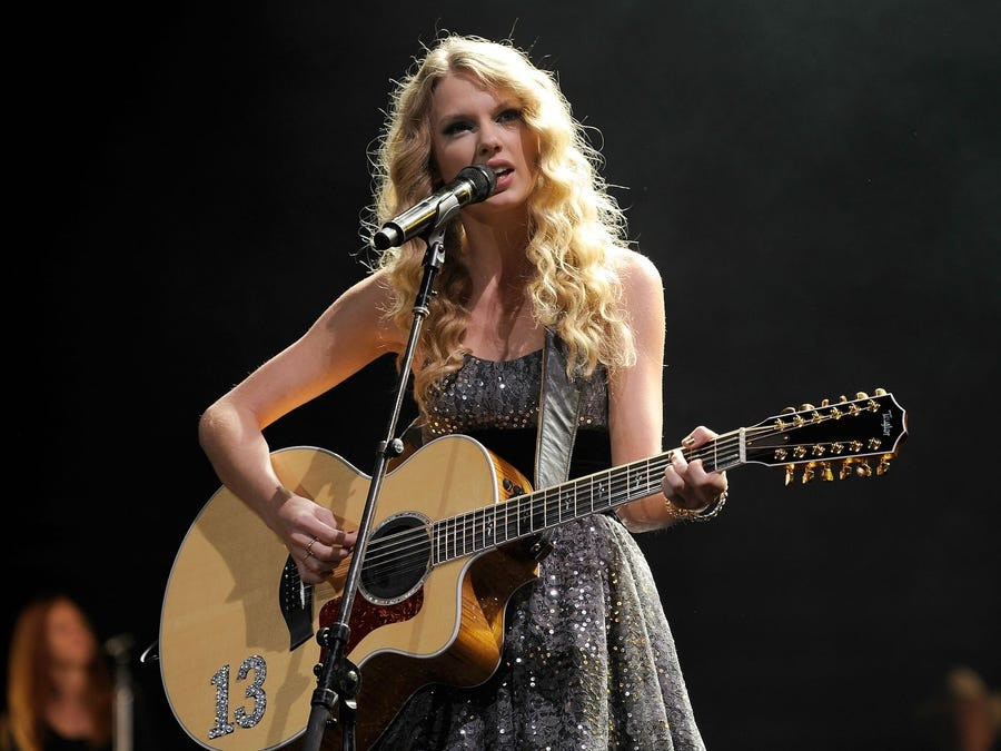 Taylor Swift giỏi kiếm tiền từ năm 16 tuổi.