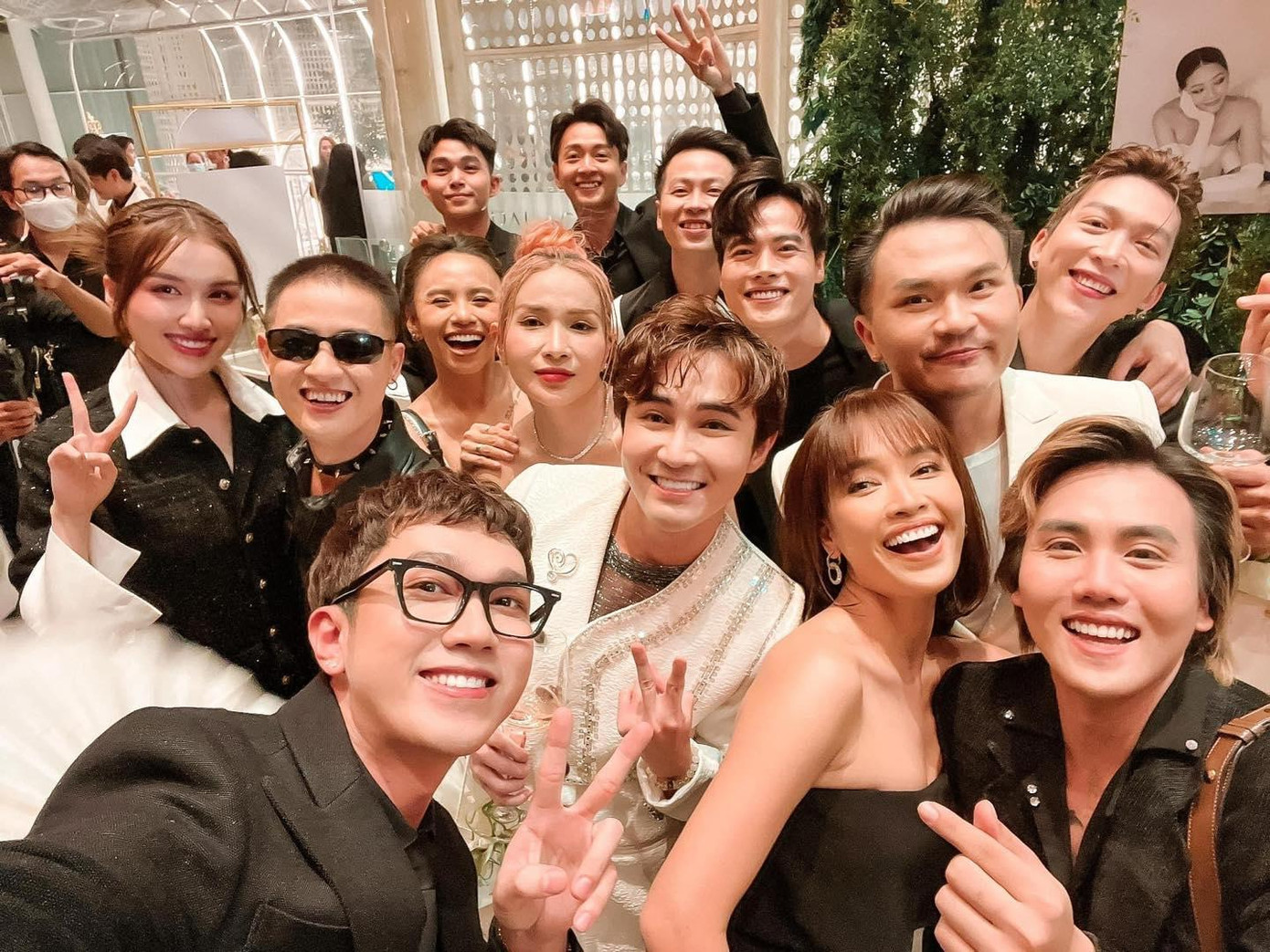 Tối 10/10, tiệc cưới Liêu Hà Trinh và doanh nhân Anh Khoa diễn ra tại TP.HCM. Buổi tiệc quy tụ dàn sao Việt như Đại Nghĩa, Võ Tấn Phát, Khả Như, Ngọc Phước, Thanh Duy, ca sĩ Tăng Phúc, MC Thanh Thanh Huyền, Minh Xù... Ảnh: FBNV.