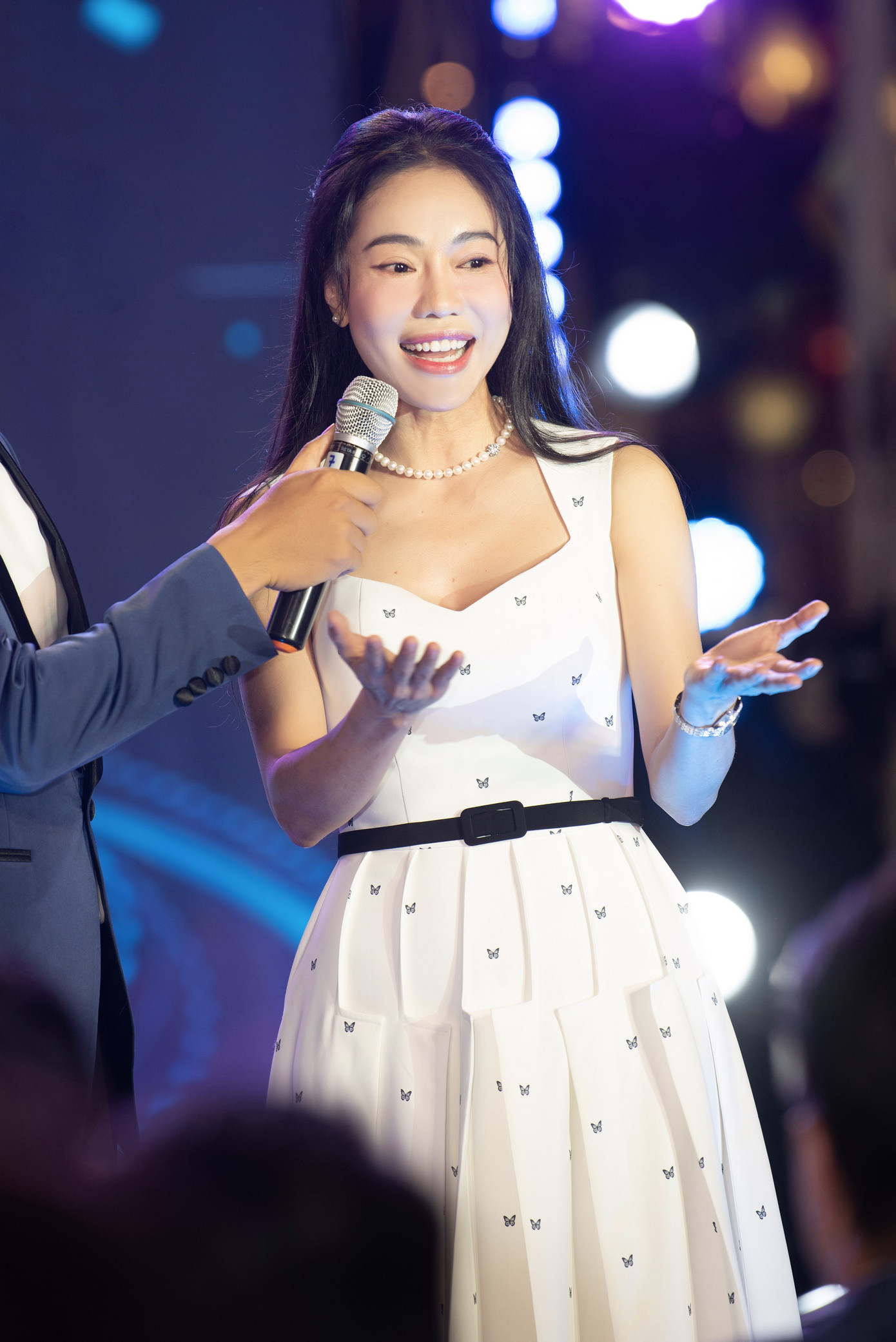 Phát biểu tại chương trình Chào xuân rực rỡ, bà Phạm Kim Dung, giám đốc quốc gia cuộc thi Miss Grand Vietnam, đại diện đăng cai Miss Grand International 2023, cho biết bà tự hào khi Sen Vàng trong năm qua tạo ra dấu son trong sự nghiệp tổ chức cuộc thi hoa hậu của công ty. "Sự kiện nhan sắc thì chúng tôi làm nhiều, nhưng làm sao để thông qua đó quảng bá được văn hóa, con người, ẩm thực, những điều thuộc về Việt Nam ra ngoài thế giới, đó mới chính là những điều chúng tôi đang nỗ lực. Chúng tôi đã đưa cuộc thi đi qua những miền di sản của Việt Nam: Hà Nội, Hạ Long, Đà Nẵng, Hội An, Huế và cuối cùng chúng tôi tiễn khách ở thành phố mang tên Bác - TPHCM", bà Phạm Kim Dung chia sẻ.