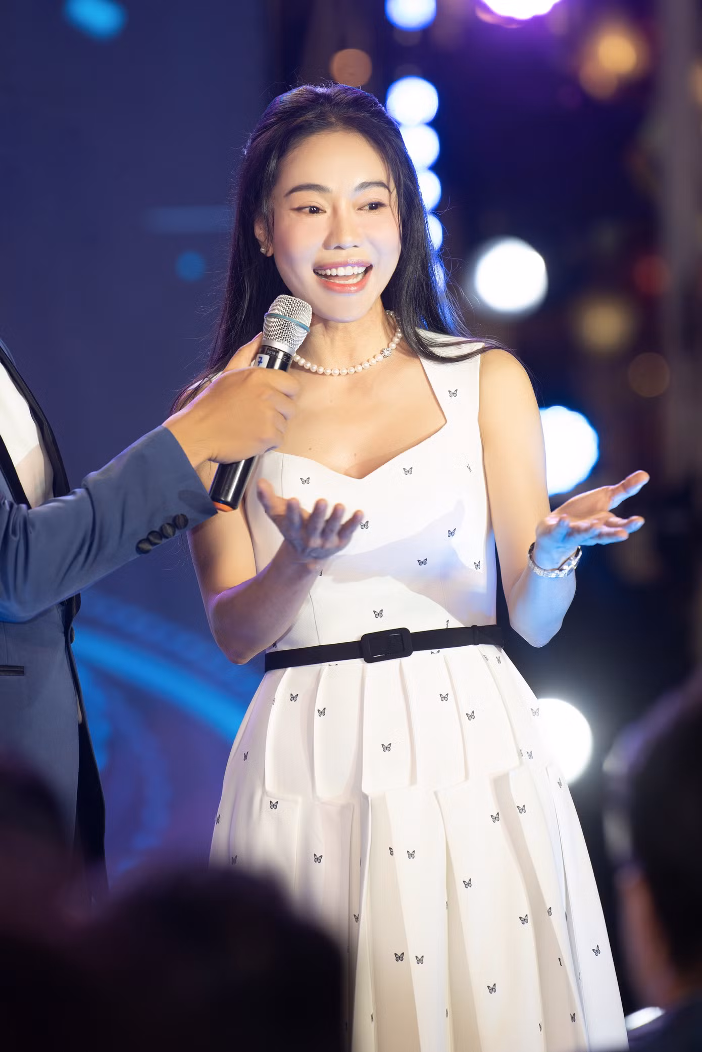 Phát biểu tại chương trình Chào xuân rực rỡ, bà Phạm Kim Dung, giám đốc quốc gia cuộc thi Miss Grand Vietnam, đại diện đăng cai Miss Grand International 2023, cho biết bà tự hào khi Sen Vàng trong năm qua tạo ra dấu son trong sự nghiệp tổ chức cuộc thi hoa hậu của công ty. "Sự kiện nhan sắc thì chúng tôi làm nhiều, nhưng làm sao để thông qua đó quảng bá được văn hóa, con người, ẩm thực, những điều thuộc về Việt Nam ra ngoài thế giới, đó mới chính là những điều chúng tôi đang nỗ lực. Chúng tôi đã đưa cuộc thi đi qua những miền di sản của Việt Nam: Hà Nội, Hạ Long, Đà Nẵng, Hội An, Huế và cuối cùng chúng tôi tiễn khách ở thành phố mang tên Bác - TPHCM", bà Phạm Kim Dung chia sẻ.