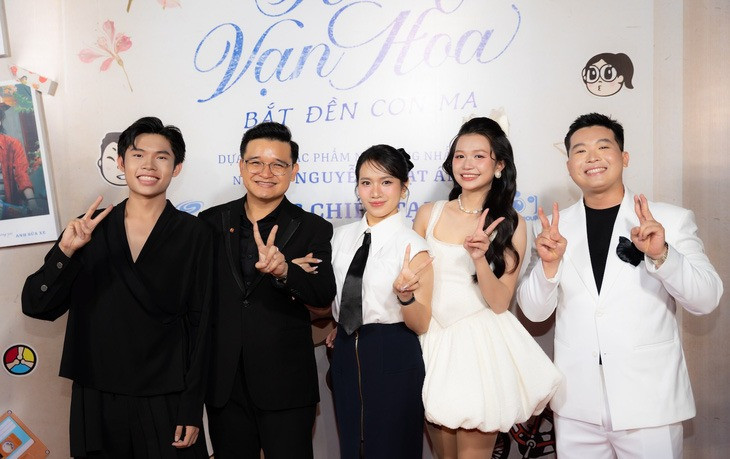 Đạo diễn Võ Thanh Hòa (thứ hai từ trái sang) và dàn diễn viên chính trong Kính vạn hoa: Bắt đền con ma.