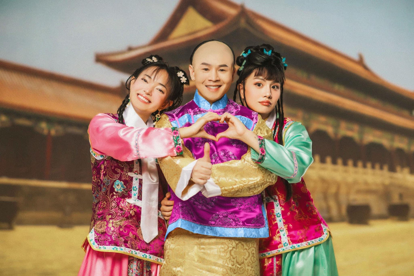 Binz và Duy Khánh thân thiết sau chương trình Anh trai vượt ngàn chông gai. Nam rapper cùng bạn gái và đồng nghiệp hóa thân thành bộ ba nhân vật chính trong Hoàn Châu cách cách. Loạt ảnh Ngũ A Ca Binz tạo dáng cùng Tử Vy Châu Bùi và Tiểu Yến Tử Duy Khánh được khán giả quan tâm, để lại nhiều bình luận.