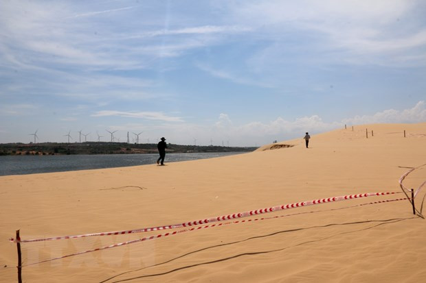 Lực lượng chức năng tiến hành đo hiện trạng khu vực sạt lở thuộc Khu du lịch Bàu Trắng. Ảnh: Nguyễn Thanh/TTXVN. Lực lượng chức năng tiến hành đo hiện trạng khu vực sạt lở thuộc Khu du lịch Bàu Trắng. Ảnh: Nguyễn Thanh/TTXVN.