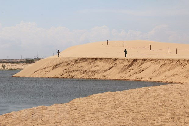 Địa điểm sạt lở thuộc Khu du lịch Bàu Trắng với chiều dài khoảng 70-80m, chiều ngang nước lấn vào đồi cát khoảng 25m. Ảnh: Nguyễn Thanh/TTXVN. Địa điểm sạt lở thuộc Khu du lịch Bàu Trắng với chiều dài khoảng 70-80m, chiều ngang nước lấn vào đồi cát khoảng 25m. Ảnh: Nguyễn Thanh/TTXVN.