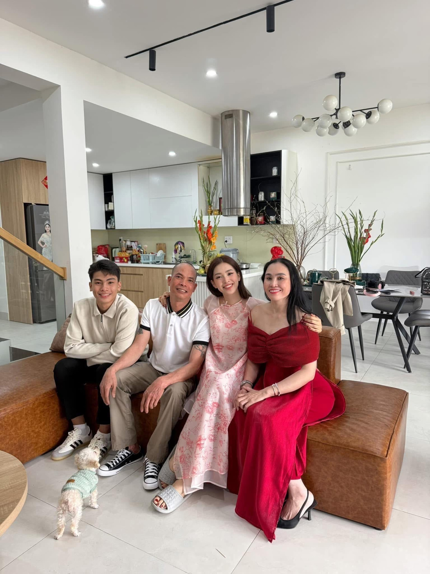 Hoa hậu Tiểu Vy khoe ảnh chụp cùng cha mẹ và em trai tại Đà Nẵng. Trong cuộc phỏng vấn của Tiền Phong, điều cô hạnh phúc nhất là làm gia đình tự hào.