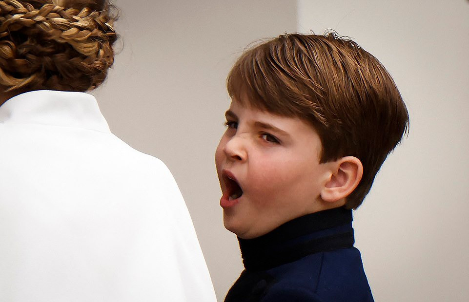 Louis lại ngáp trong lễ đăng cơ. Khoảnh khắc chán chường của hoàng tử bé làm công chúng Anh nhớ lại những bức ảnh Vua Charles chống cằm bất lực hài hước tại lễ đăng quang của Nữ hoàng Elizabeth II.