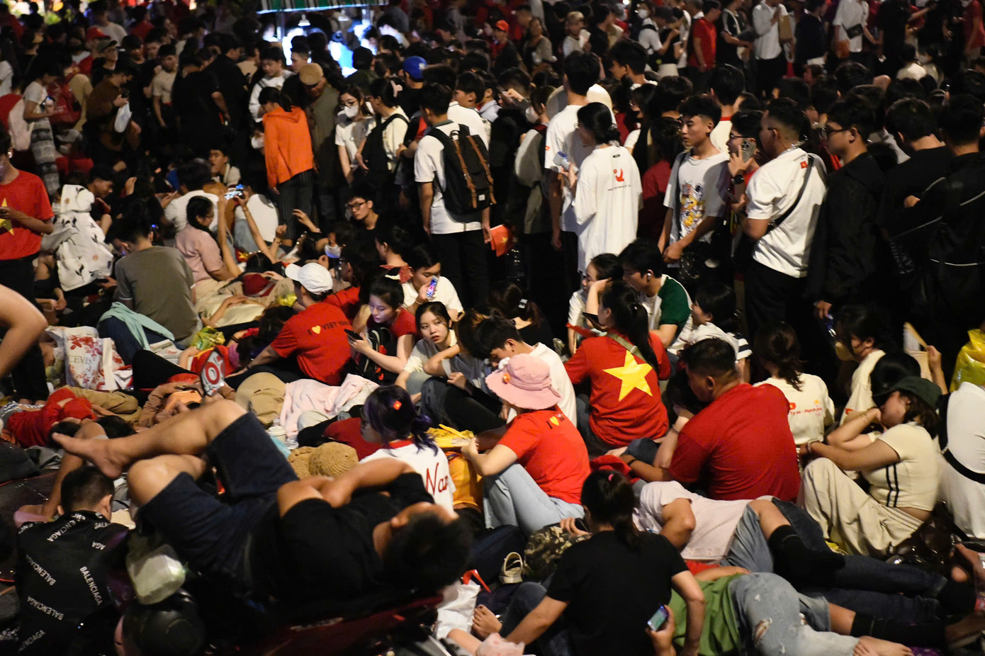 TPHCM chưa bao giờ nhộn nhịp như thế. Theo ghi nhận của Tiền Phong, từ 1h-6h sáng, lượng người vẫn đông kín, đặc biệt khu vực bến Bạch Đằng. Xe chở đoàn diễu binh phải nhích từng chút một để tiến đến khu vực lễ đài trên đường Lê Duẩn.