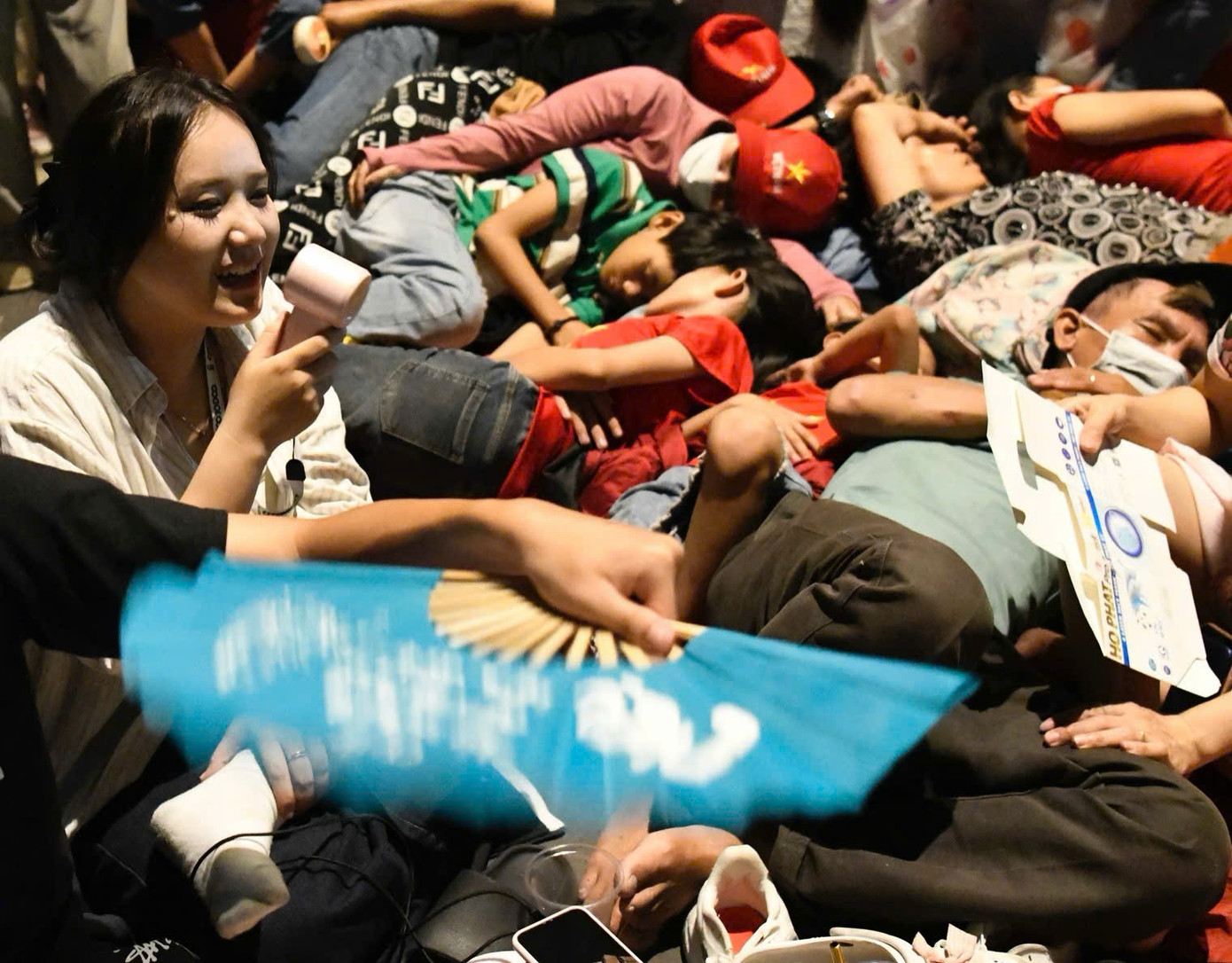 Cảnh cắm trại, ngủ vỉa hè, xếp hàng và trắng đêm hơn 12 tiếng đổi lấy 3 tiếng xem lễ diễu binh, diễu hành mừng đại lễ kỷ niệm 50 năm Ngày Giải phóng miền Nam, thống nhất đất nước là trải nghiệm đáng nhớ của người dân TPHCM.