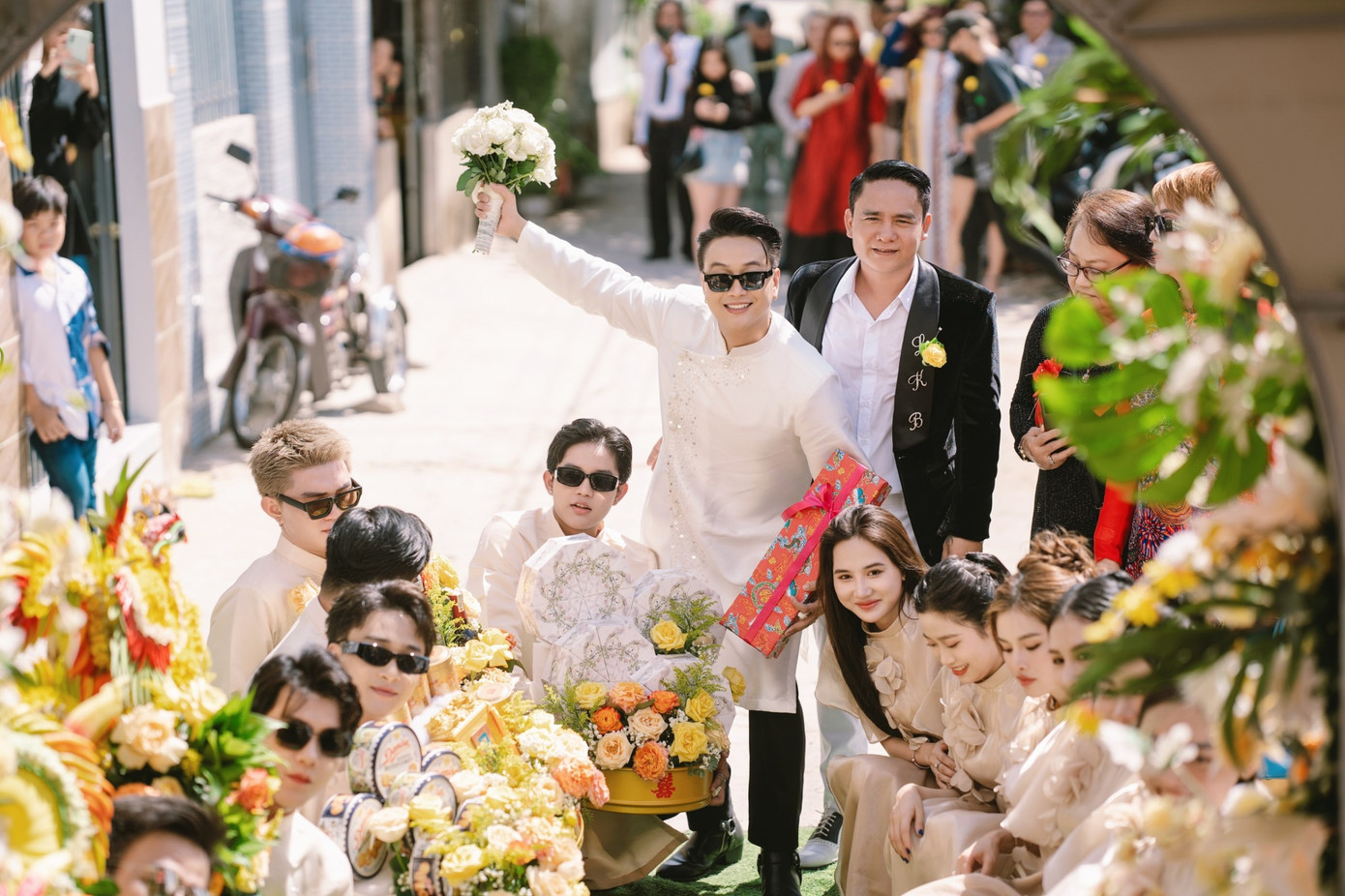 Đám hỏi của TiTi (cựu thành viên nhóm HKT) diễn ra ngày 20/4. Khoảnh khắc họ nhà trai bưng tráp sang nhà Tuyết Nhung thu hút sự chú ý của người dân gần nhà cô dâu.