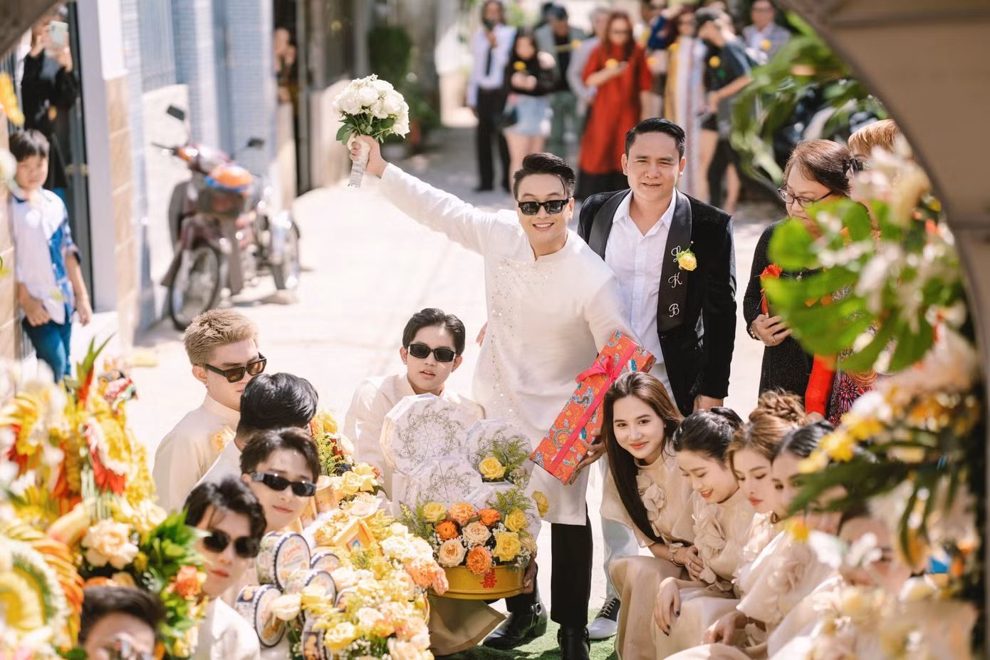 Đám hỏi của TiTi (cựu thành viên nhóm HKT) diễn ra ngày 20/4. Khoảnh khắc họ nhà trai bưng tráp sang nhà Tuyết Nhung thu hút sự chú ý của người dân gần nhà cô dâu. Đám hỏi của TiTi (cựu thành viên nhóm HKT) diễn ra ngày 20/4. Khoảnh khắc họ nhà trai bưng tráp sang nhà Tuyết Nhung thu hút sự chú ý của người dân gần nhà cô dâu.
