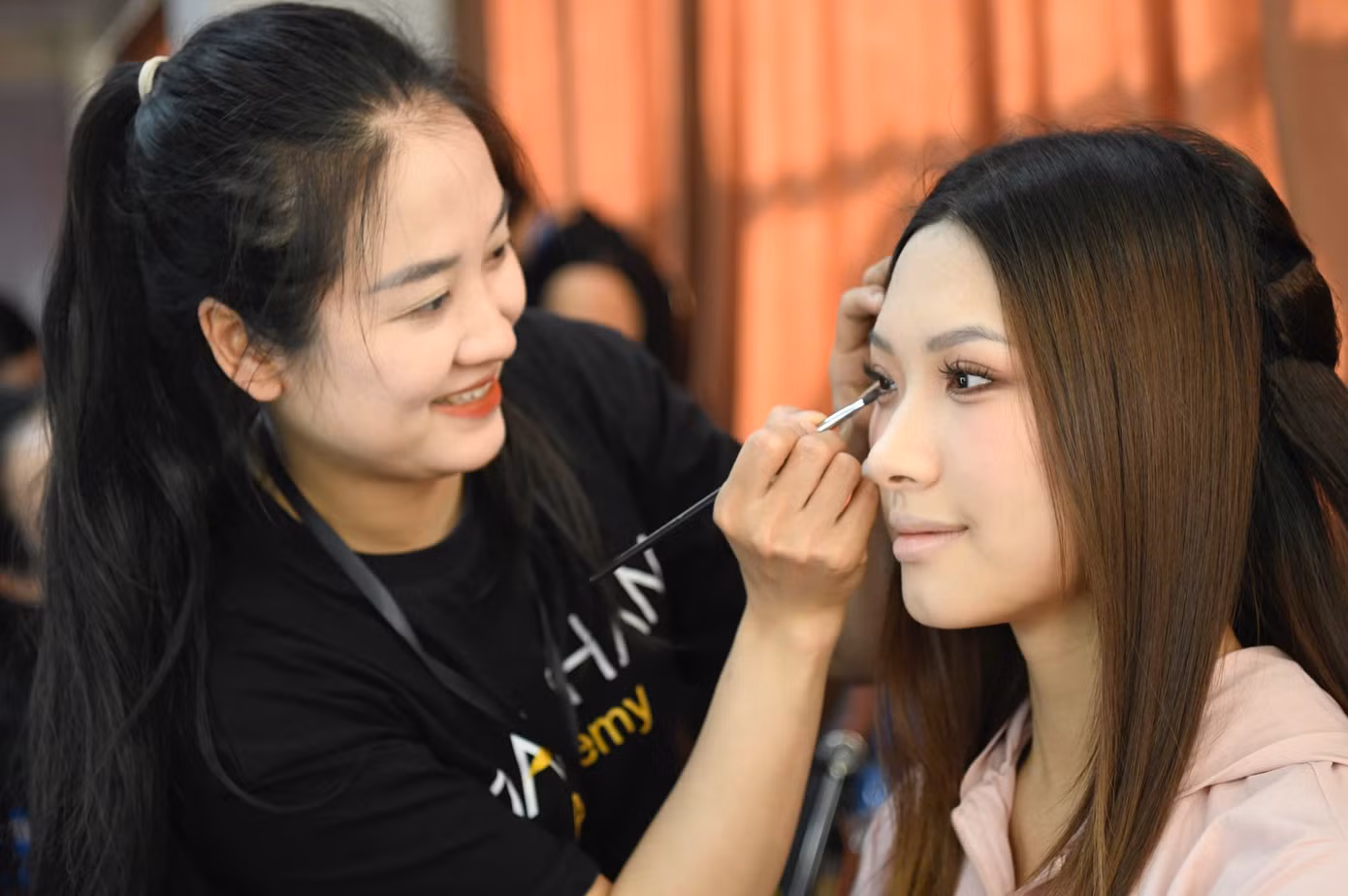 Thí sinh Hoa hậu Việt Nam ngày càng dạn dĩ, tự tin sau thời gian được đào tạo phong thái. Trải qua vòng nhân trắc học gắt gao và phần thi chấm mặt mộc, các cô gái chuẩn bị tỏa sáng bằng nhan sắc, tài năng. Trong ảnh là Thu Thảo, cô gái cao 1,77 m đang dần hoàn thiện lớp trang điểm.