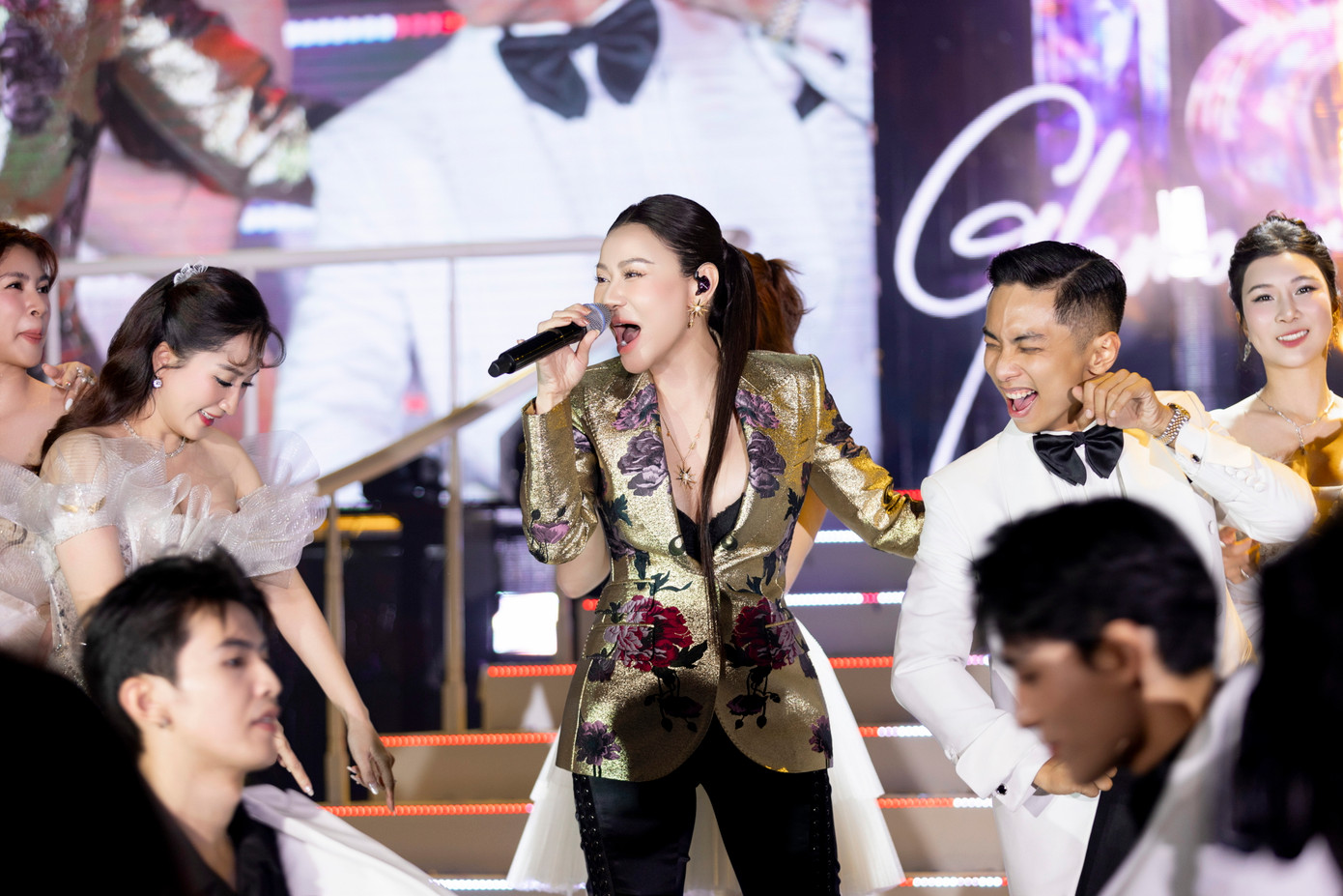 Thu Minh giữ phong độ trình diễn, khuấy động sân khấu với loạt hit Bay, Đường cong và ca khúc 60 năm cuộc đời. Khán phòng đứng dậy hòa theo năng lượng của nữ ca sĩ.