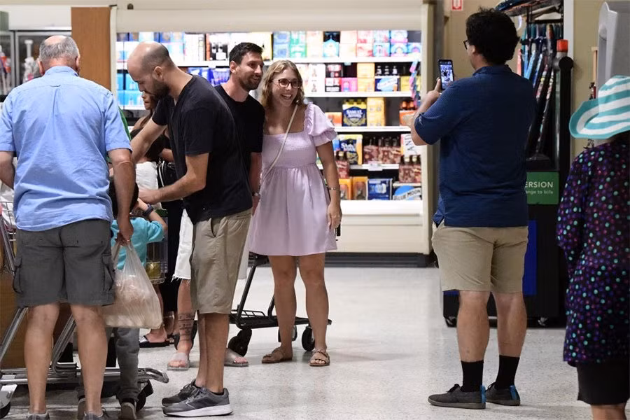Khoảnh khắc fan nữ thích thú khi phát hiện Messi ở siêu thị dưới góc nhìn của paparazzi.