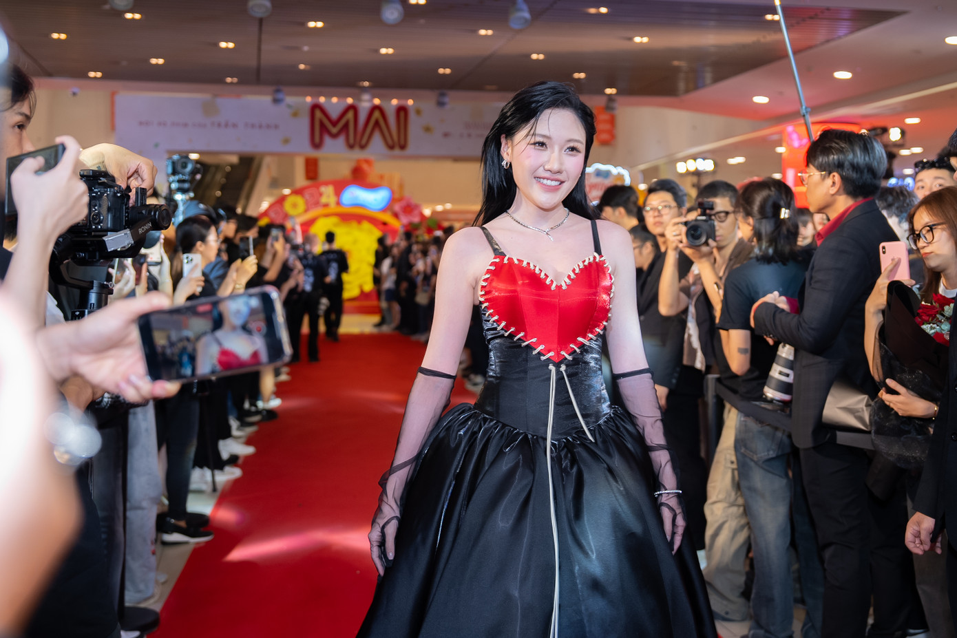 Diễn viên Uyển Ân diện thiết kế khá rối mắt khi dự thảm đỏ buổi ra mắt Mai. Trong phim, cô đóng vai đồng tính nữ Bình Minh, có mối quan hệ đặc biệt với nữ chính.