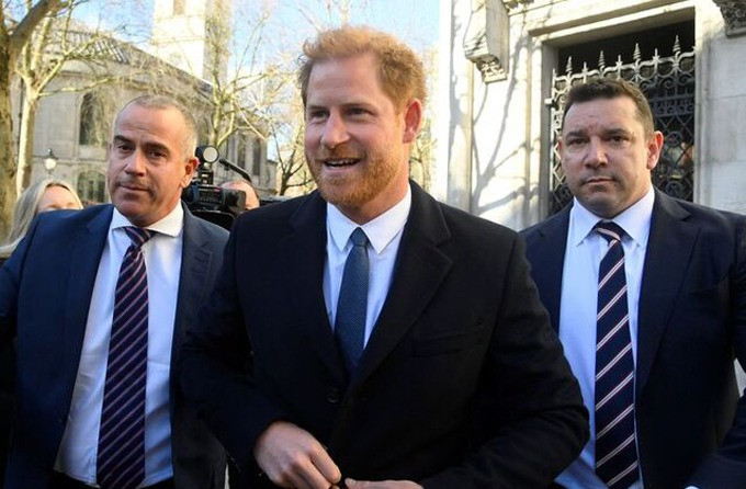 Harry có mặt tại Anh ngày 27/3 để tham gia phiên điều trần vụ kiện nhà xuất bản của Daily Mail. Harry có mặt tại Anh ngày 27/3 để tham gia phiên điều trần vụ kiện nhà xuất bản của Daily Mail.