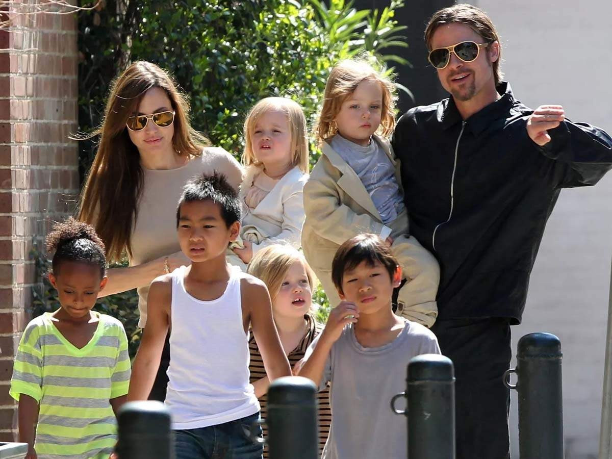 Gia đình 8 người của Jolie-Pitt trước khi bước vào cuộc chiến pháp lý. Gia đình 8 người của Jolie-Pitt trước khi bước vào cuộc chiến pháp lý.