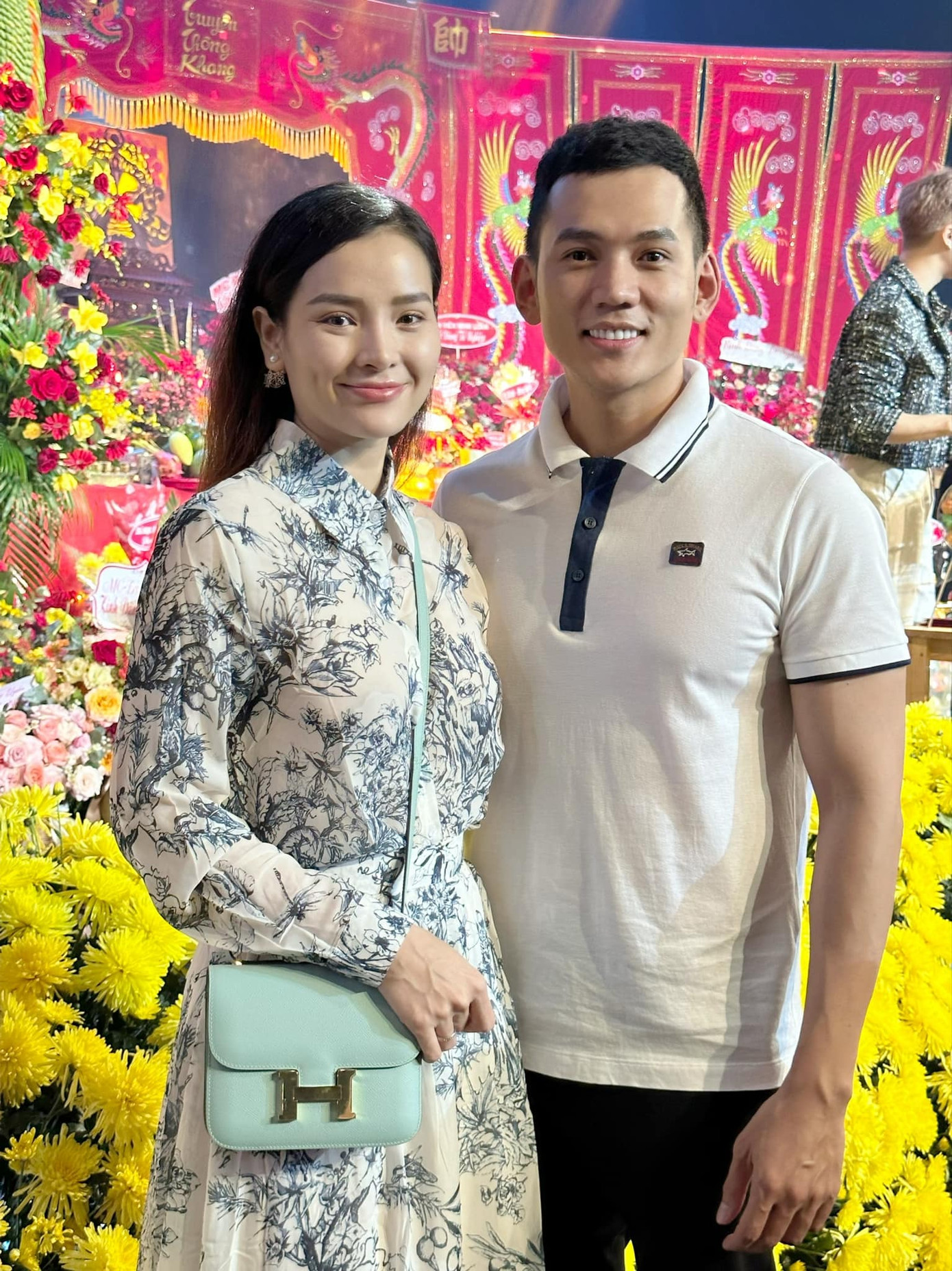 Vợ chồng Phương Trinh Jolie - Lý Bình tại sân khấu giỗ Tổ nghề.