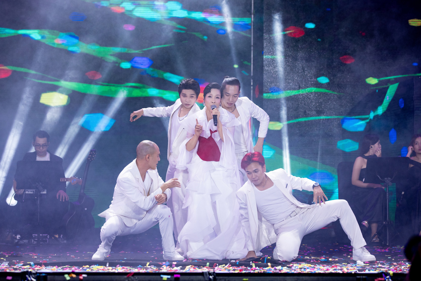 Phần trình diễn ấn tượng nhất đến từ diva Mỹ Linh. Chị đẹp mang đến tiết mục kết hợp nhiều thứ từ giọng hát đến vũ đạo chỉn chu. Phần trình diễn ấn tượng nhất đến từ diva Mỹ Linh. Chị đẹp mang đến tiết mục kết hợp nhiều thứ từ giọng hát đến vũ đạo chỉn chu.